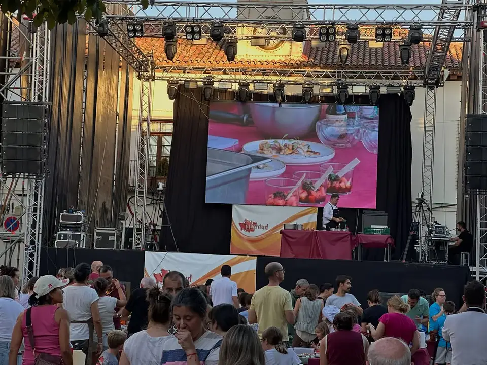 Pantalla LED grande sobre el escenario de un show cooking en Villaviciosa de Odón