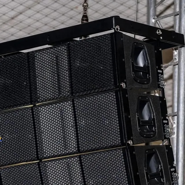 Line array Maga Engineering ME20V de Visual Audio colgado de una torre de truss