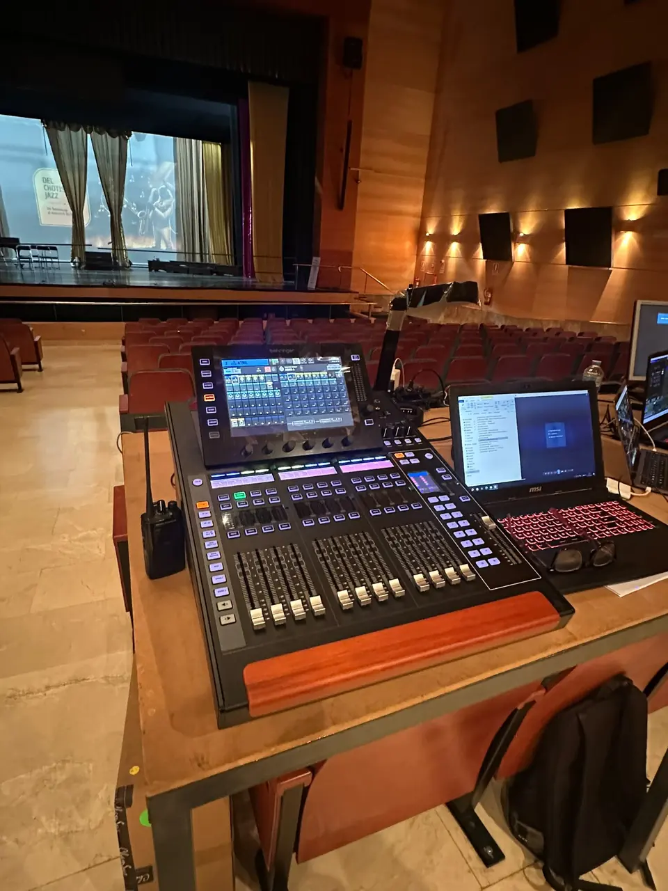 Mesa de sonido en el patio de butacas del Teatro Tomás Barrera, con el escenario al fondo