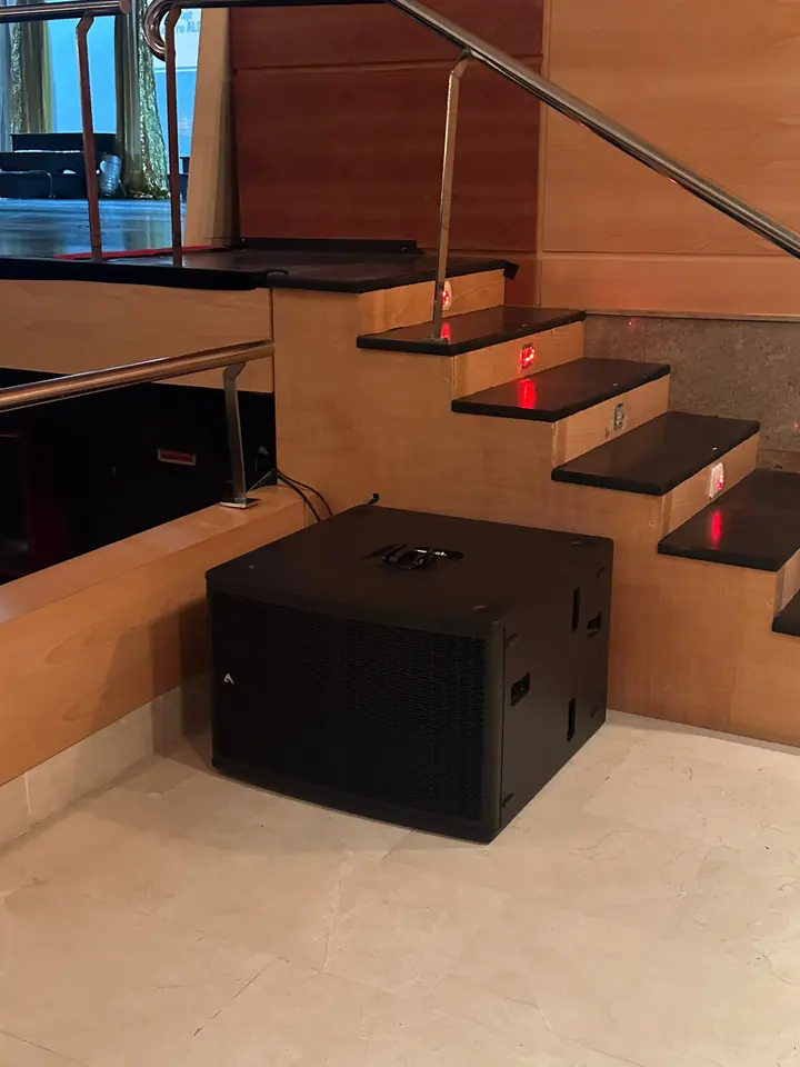 Subgrave Axiom SW2100A V2 instalado bajo la escalera del escenario