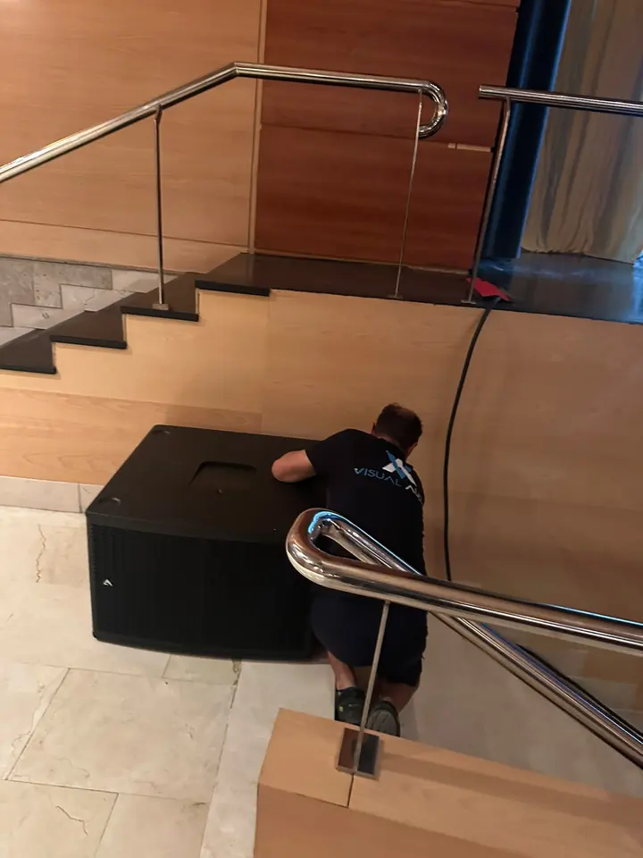 Técnico de Visual Audio colocando un subgrave Axiom en el Teatro Tomás Barrera